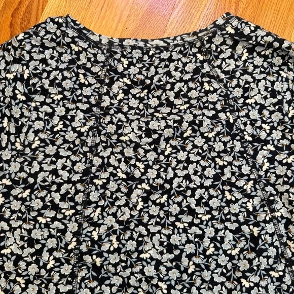 J. Jill Blue and White Floral elbow sleeve Tunic - Picture 5 of 7